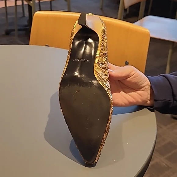 Gorgeous Cabarros gold sequin pumps with approximately 2" satin heels. Size 9.5B - Picture 4 of 9